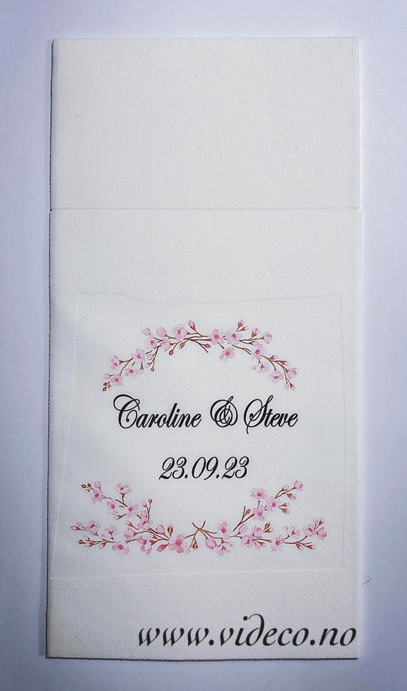 Her kan du bestille dekorative bestikk servietter til bryllupet Serviett bryllup, magnolia ramme m/tekst &#8203;&#8203;&#8203;&#8203;&#8203;&#8203;&#8203;Du legger inn navn/info ønsker skal trykkes Materiale; papir Fargene; sort -